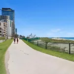 Surfers Paradise - Beachfront Apartment