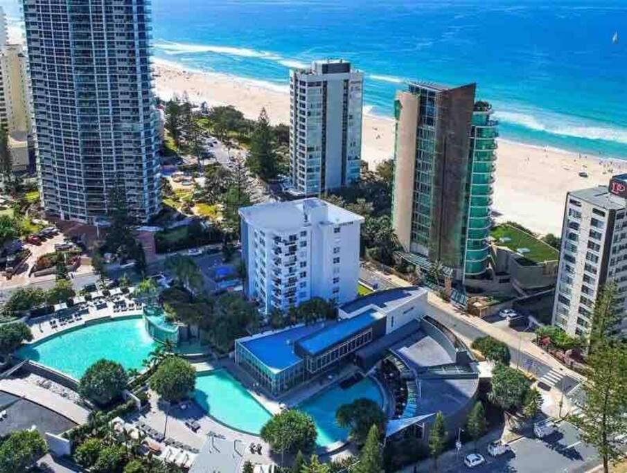 Surfers Paradise - Beachfront *