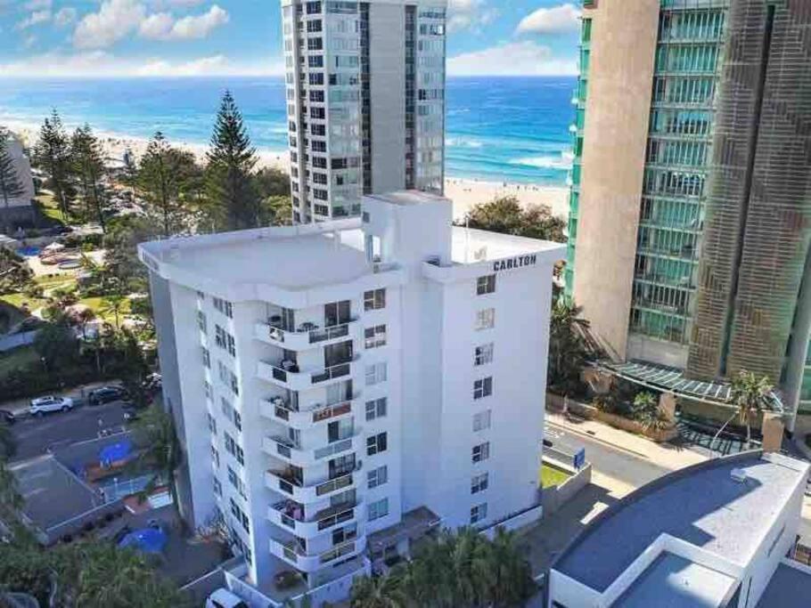 Surfers Paradise - Beachfront Apartment