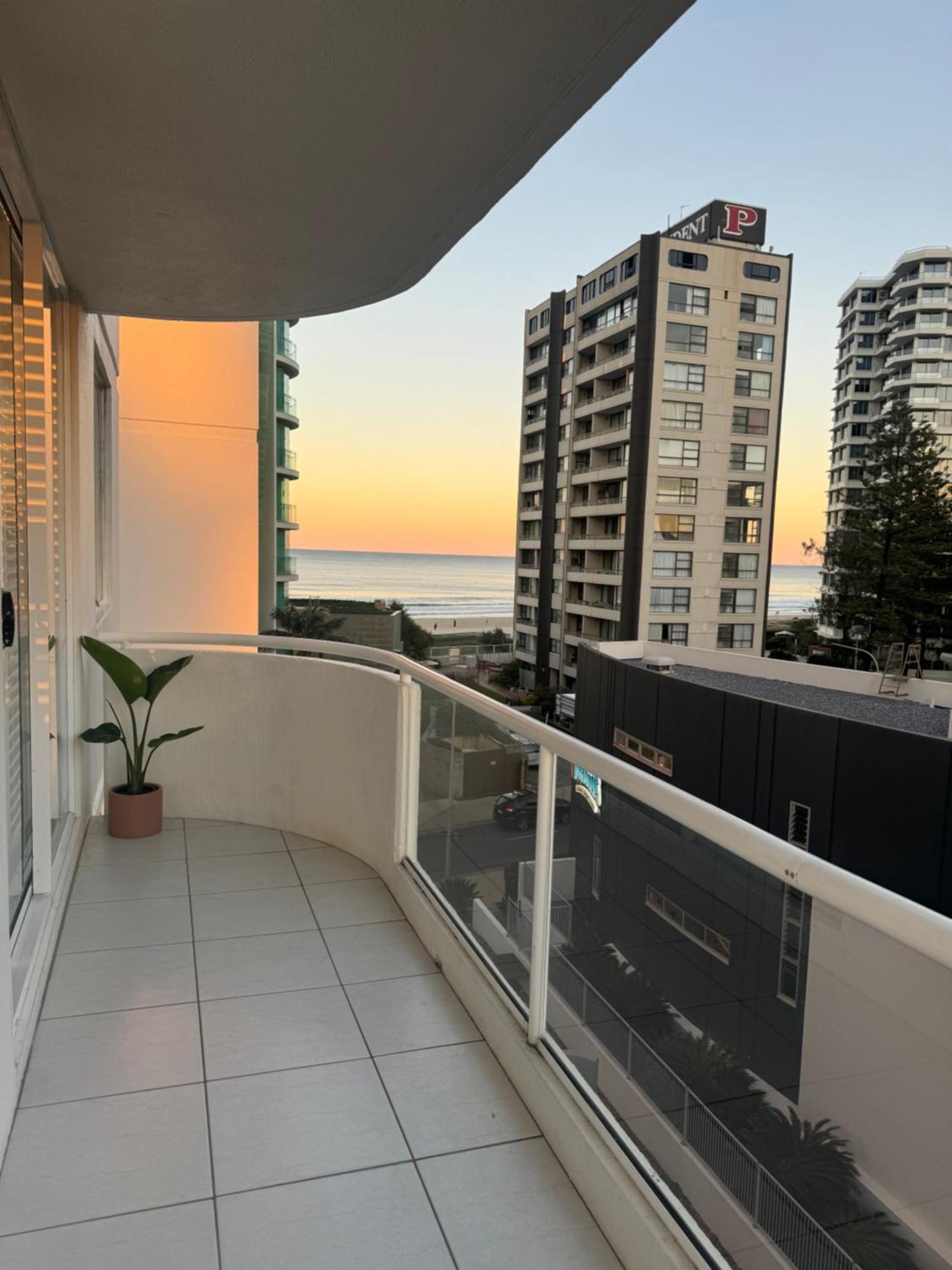 Surfers Paradise - Beachfront * Gold Coast