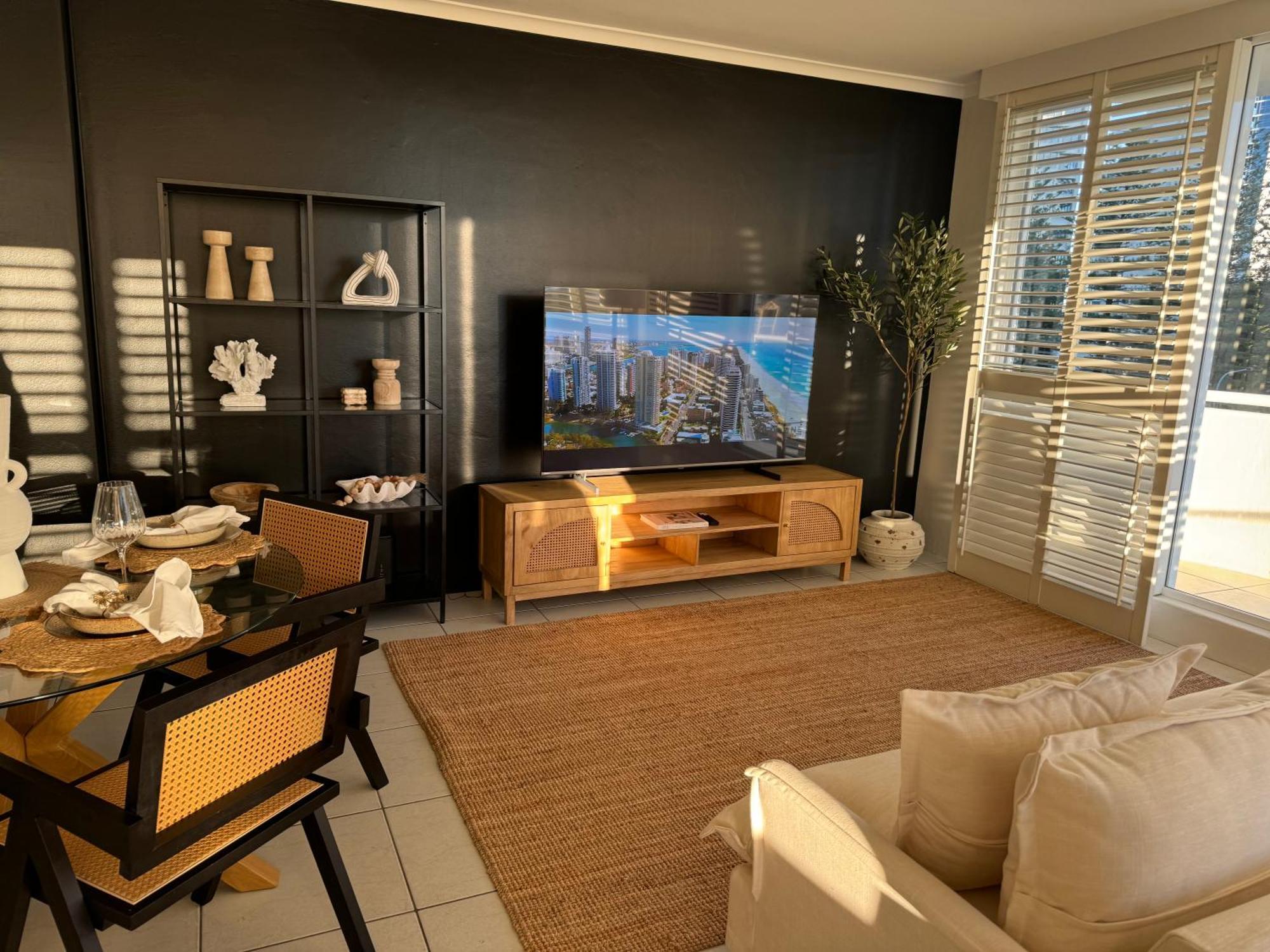 Surfers Paradise - Beachfront * Gold Coast