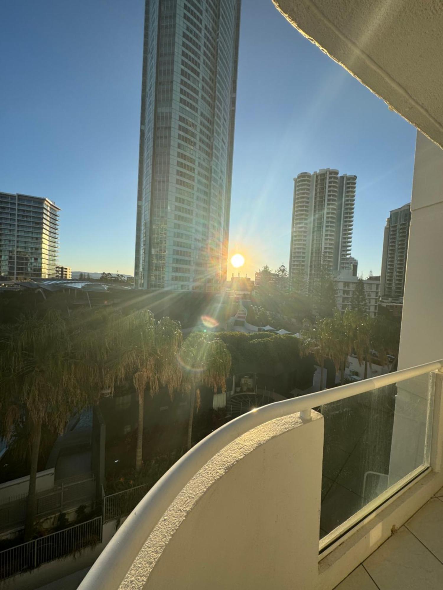 Surfers Paradise - Beachfront Apartment