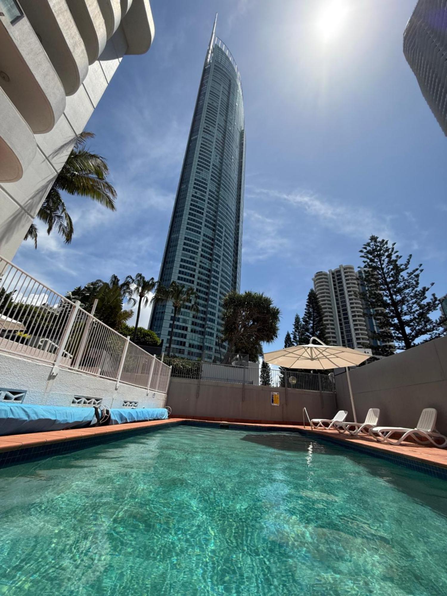 Surfers Paradise - Beachfront Apartment