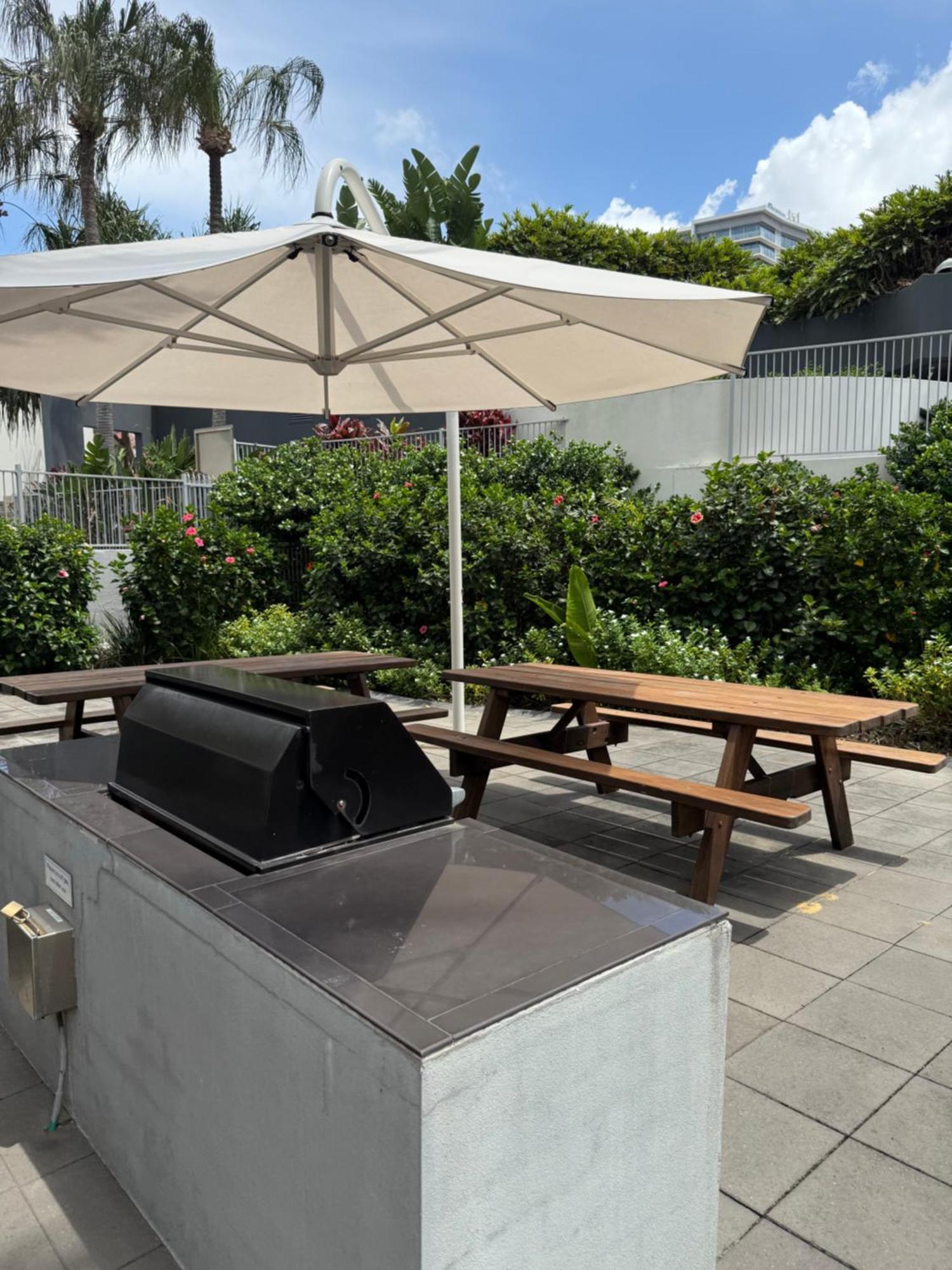 Surfers Paradise - Beachfront Apartment *